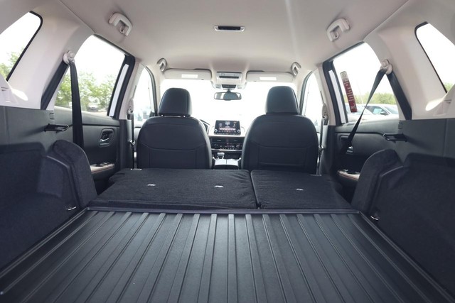 Nissan Rogue Vehicle Image 08
