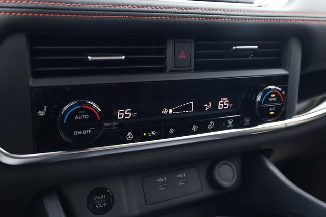 Nissan Rogue Vehicle Image 14