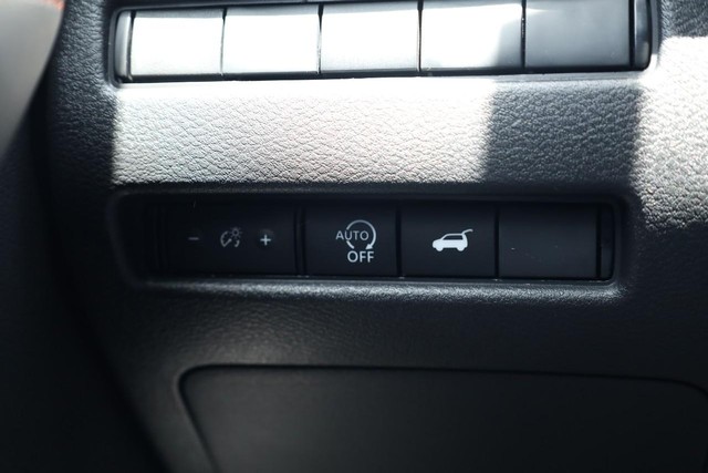 Nissan Rogue Vehicle Image 17