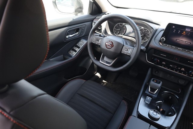 Nissan Rogue Vehicle Image 24
