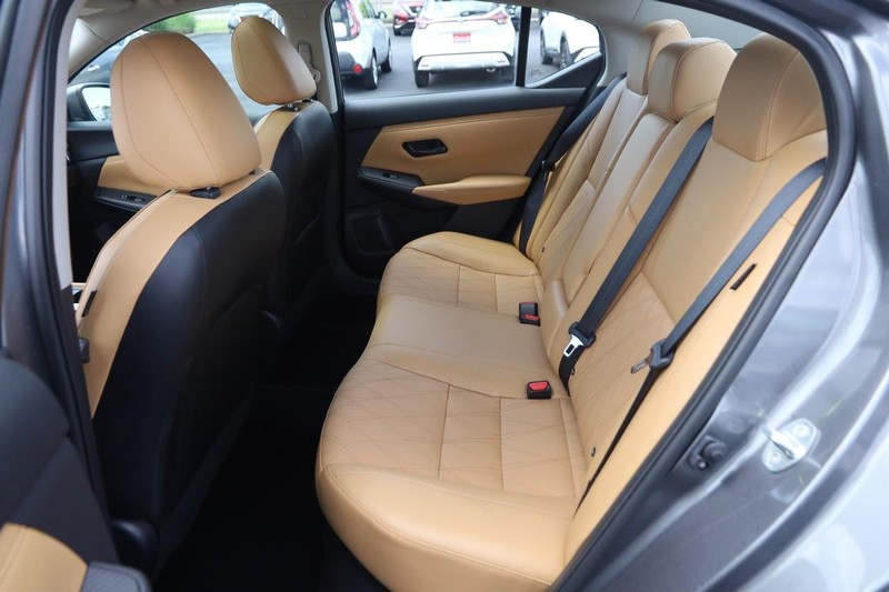 Nissan Sentra Vehicle Image 10