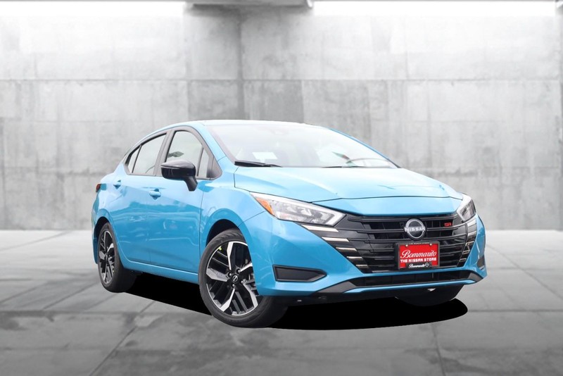 Nissan Versa Vehicle Full-screen Gallery Image 2