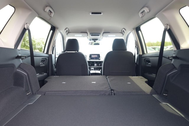 Nissan Rogue Vehicle Image 08