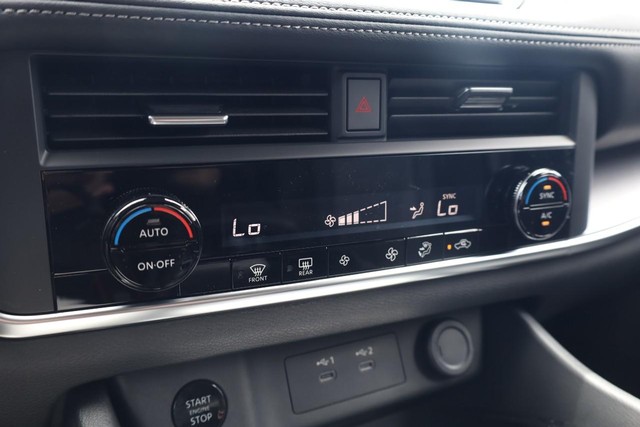 Nissan Rogue Vehicle Image 13