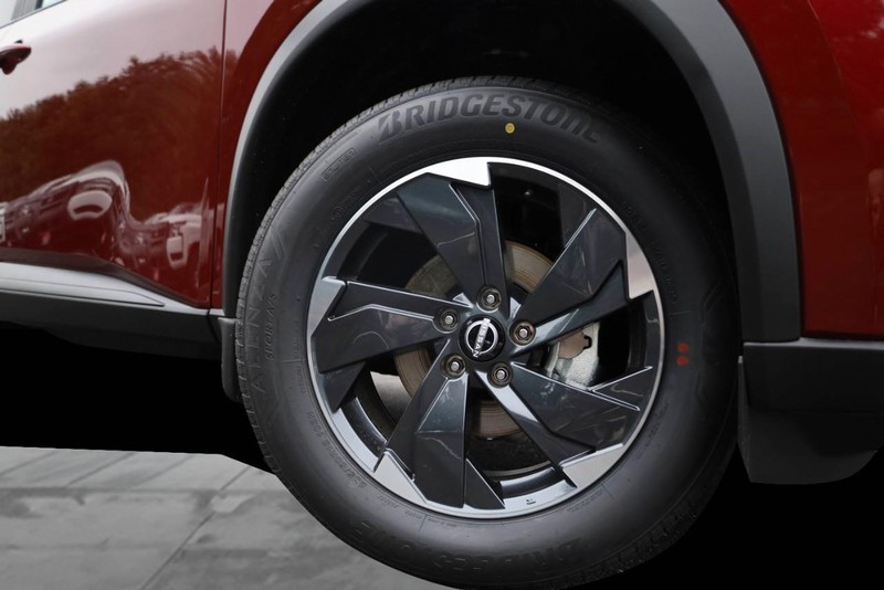 Nissan Rogue Vehicle Image 03