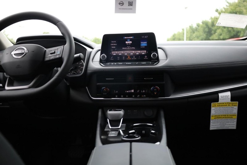 Nissan Rogue Vehicle Image 14
