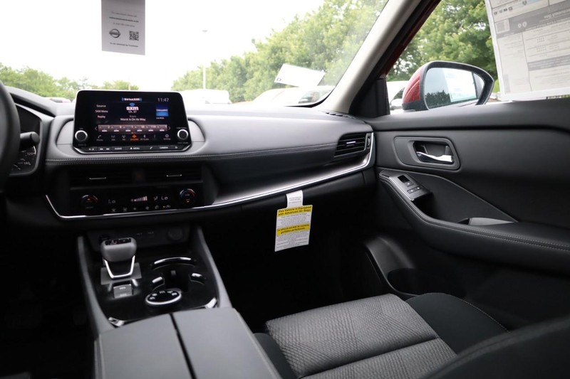 Nissan Rogue Vehicle Image 15