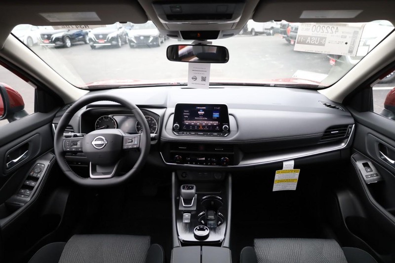 Nissan Rogue Vehicle Image 16
