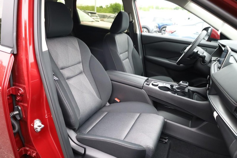 Nissan Rogue Vehicle Image 23