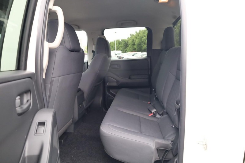 Nissan Frontier Vehicle Image 09