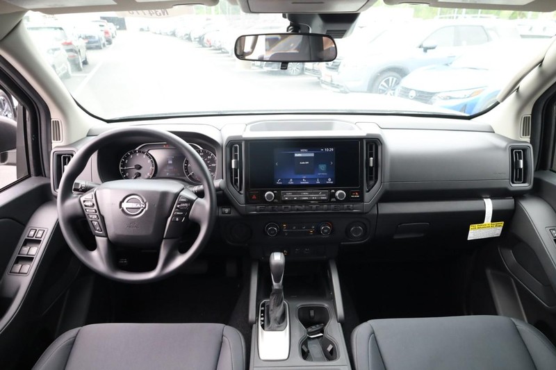 Nissan Frontier Vehicle Image 13