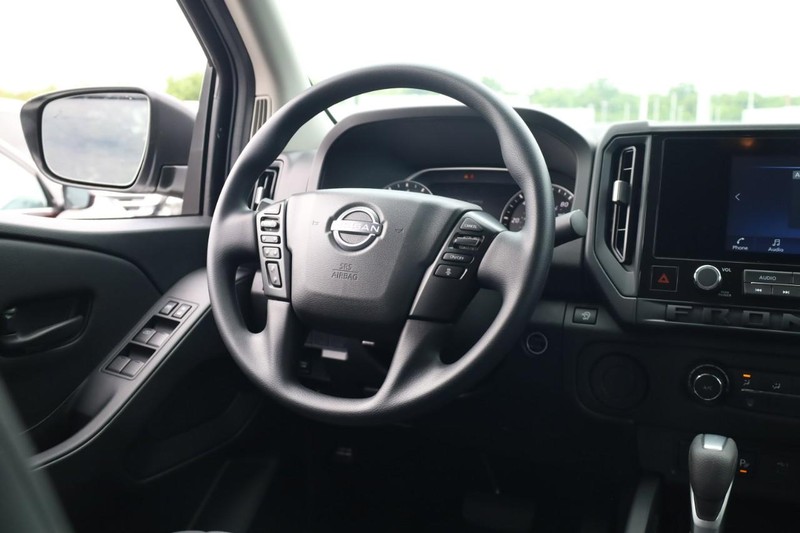 Nissan Frontier Vehicle Image 15