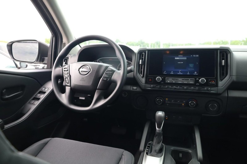Nissan Frontier Vehicle Image 14