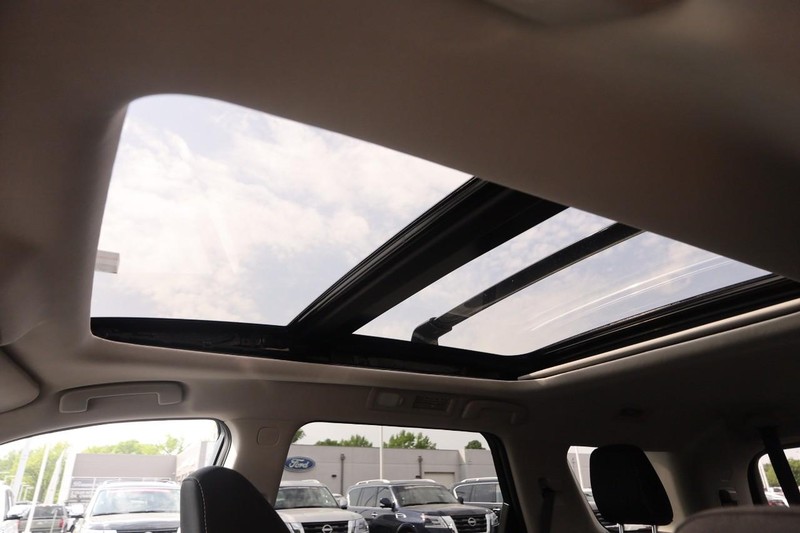 Nissan Pathfinder Vehicle Image 09