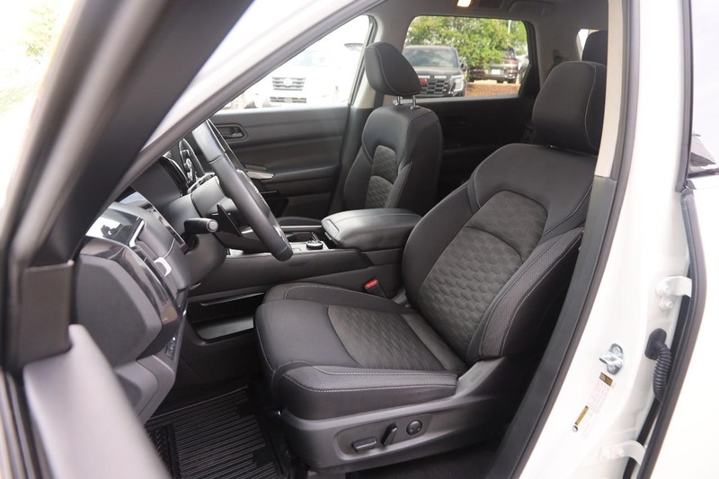 Nissan Pathfinder Vehicle Image 10