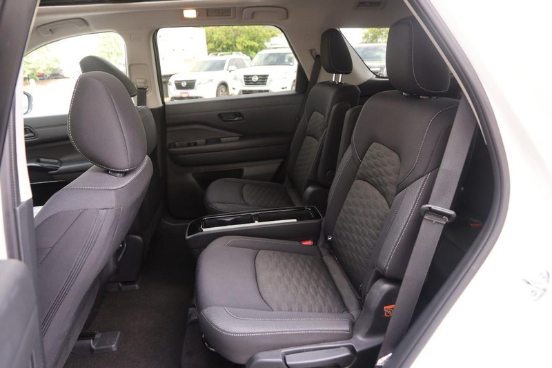 Nissan Pathfinder Vehicle Image 11