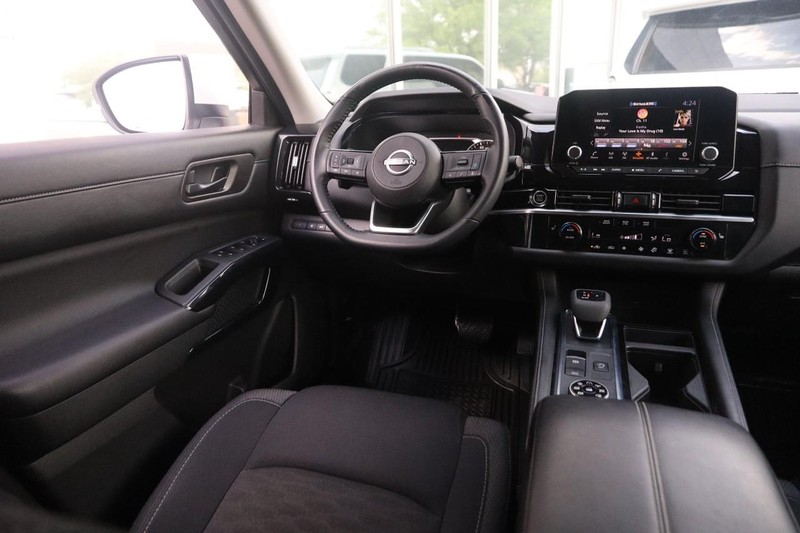 Nissan Pathfinder Vehicle Image 24