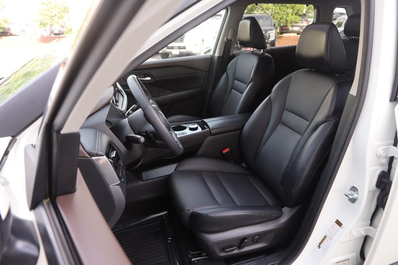 Nissan Rogue Vehicle Image 10