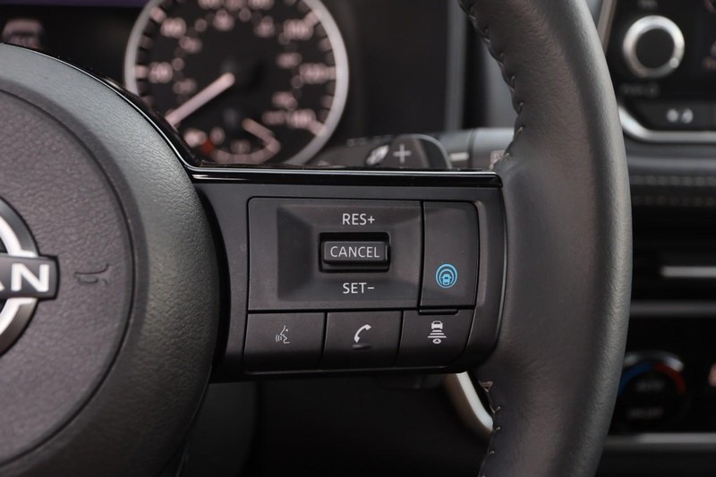 Nissan Rogue Vehicle Image 14
