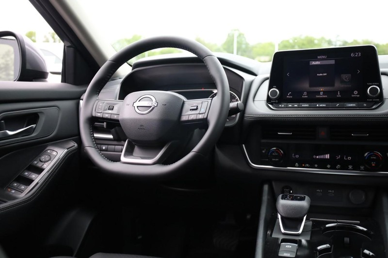 Nissan Rogue Vehicle Image 15