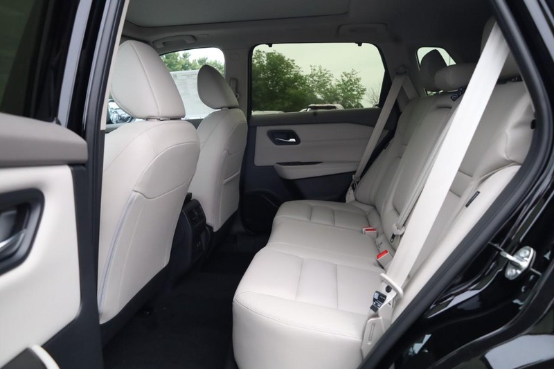 Nissan Rogue Vehicle Image 09