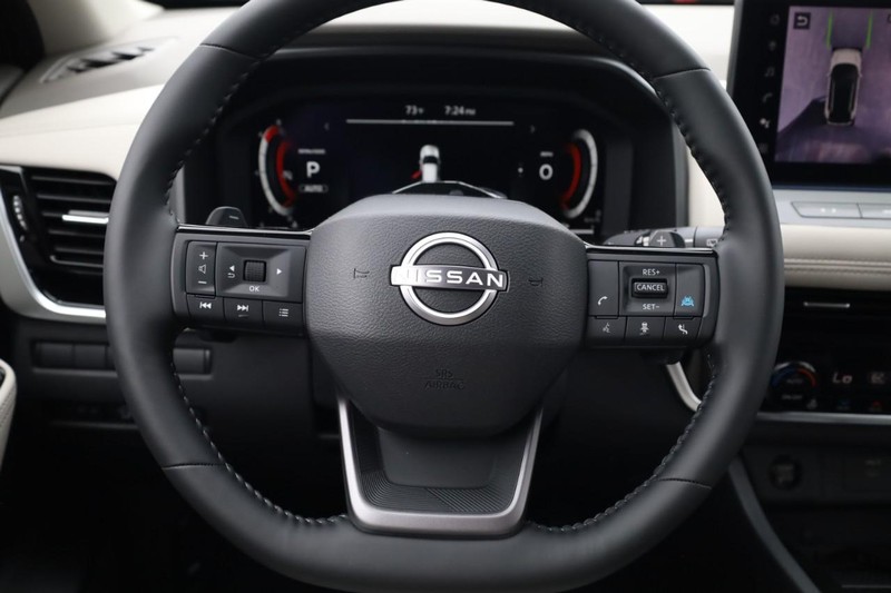 Nissan Rogue Vehicle Image 10