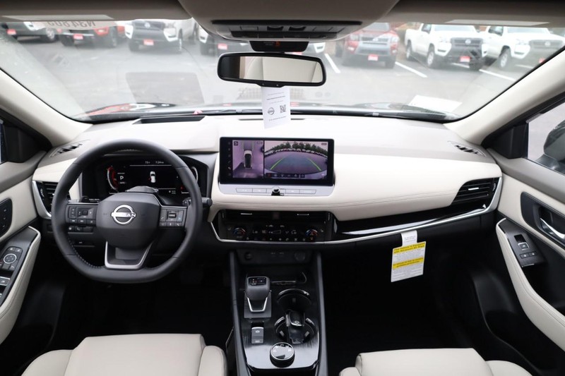 Nissan Rogue Vehicle Image 13