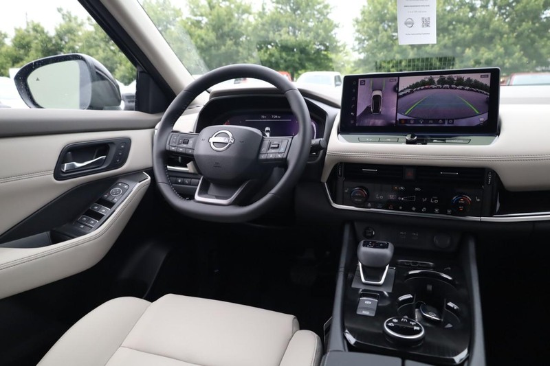 Nissan Rogue Vehicle Image 14