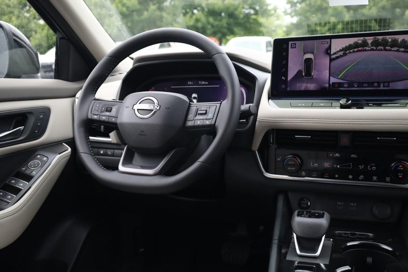 Nissan Rogue Vehicle Image 15