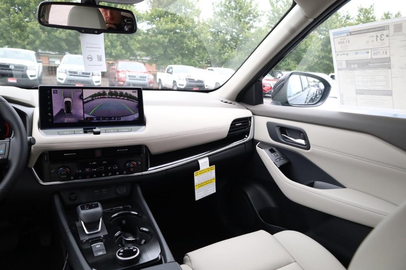 Nissan Rogue Vehicle Image 17
