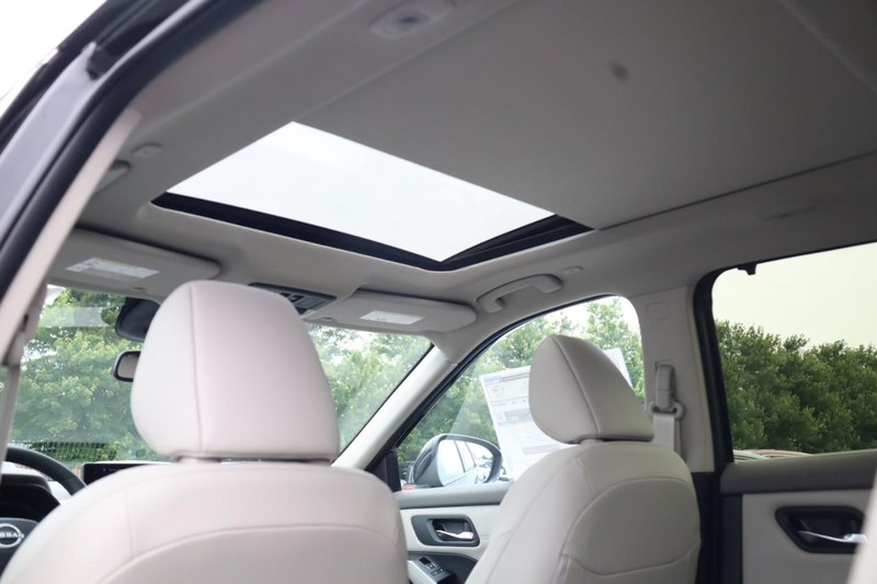 Nissan Rogue Vehicle Image 18