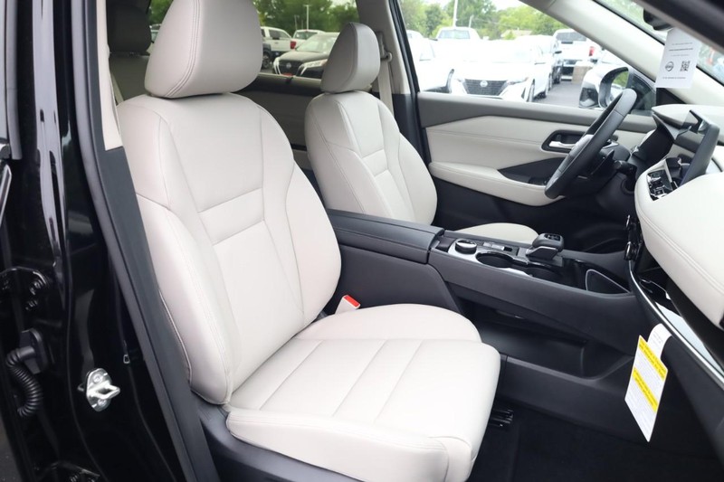 Nissan Rogue Vehicle Image 25