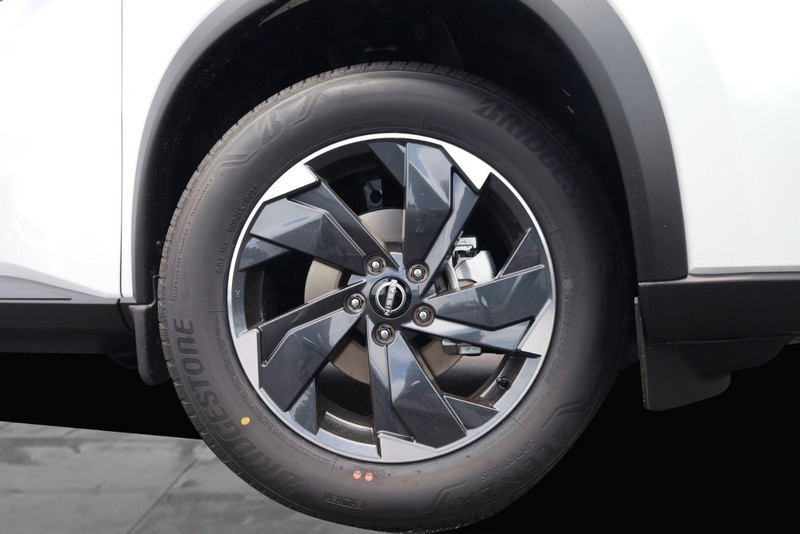 Nissan Rogue Vehicle Image 03
