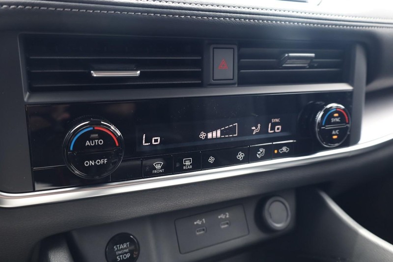 Nissan Rogue Vehicle Image 13