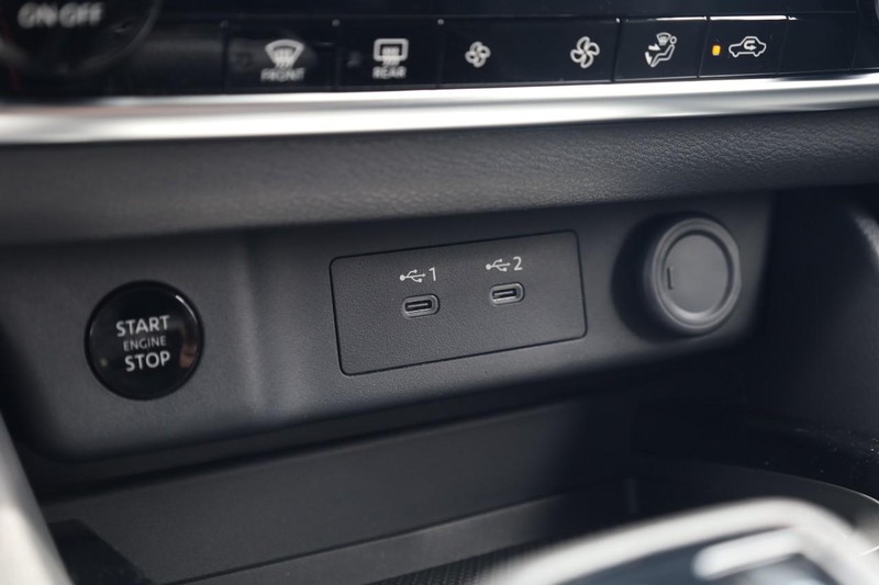 Nissan Rogue Vehicle Image 14