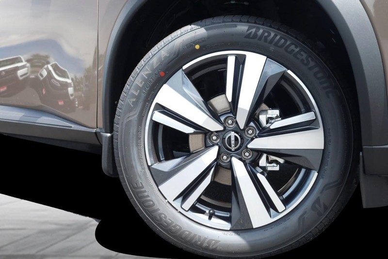 Nissan Rogue Vehicle Image 03