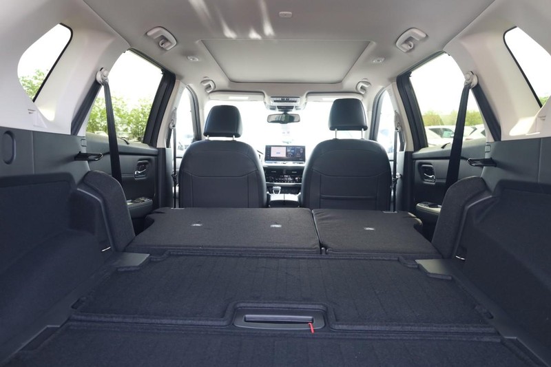 Nissan Rogue Vehicle Image 08