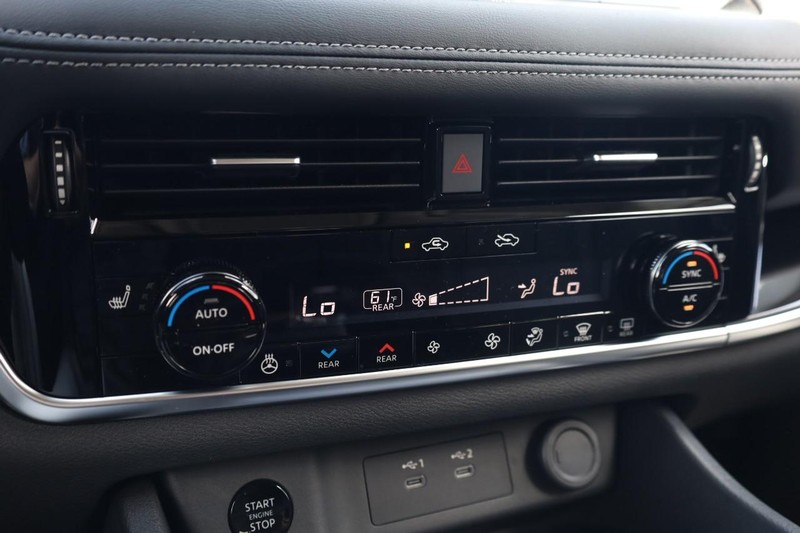 Nissan Rogue Vehicle Image 14