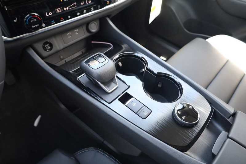 Nissan Rogue Vehicle Image 16
