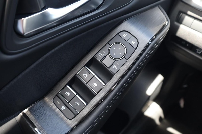 Nissan Rogue Vehicle Image 18
