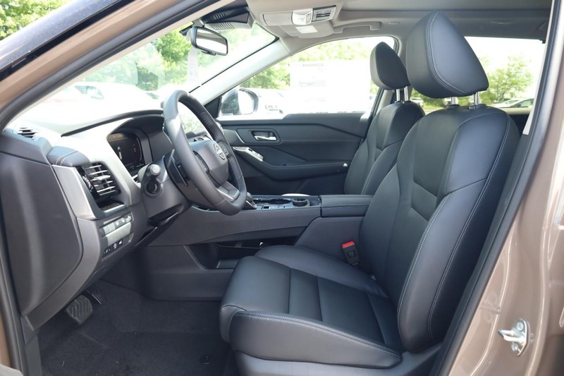 Nissan Rogue Vehicle Image 21