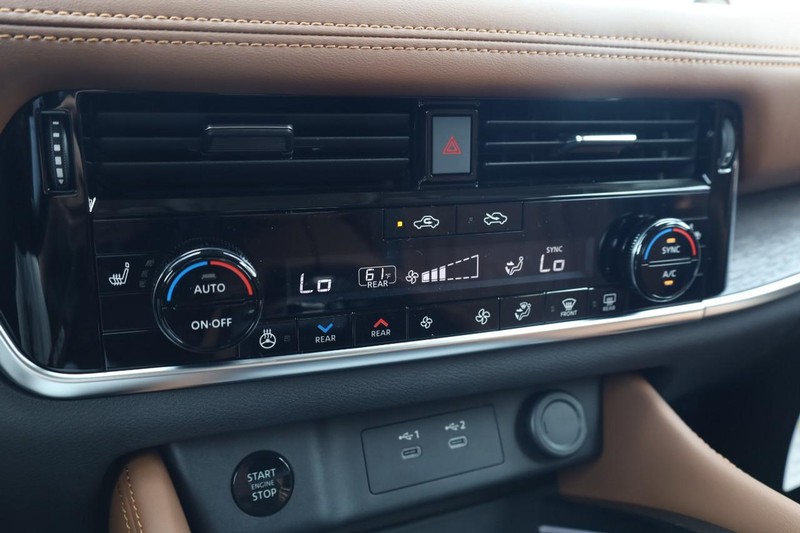 Nissan Rogue Vehicle Image 14