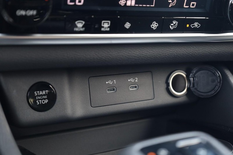 Nissan Rogue Vehicle Image 15