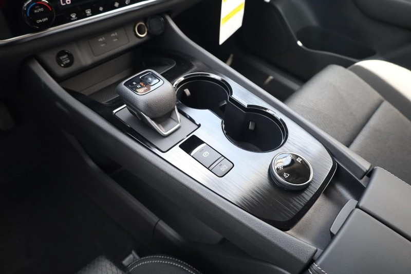 Nissan Rogue Vehicle Image 16