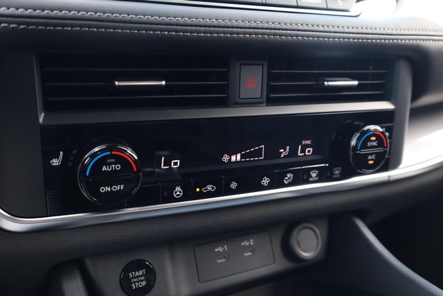 Nissan Rogue Vehicle Image 14