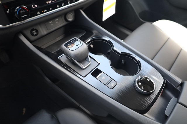 Nissan Rogue Vehicle Image 16