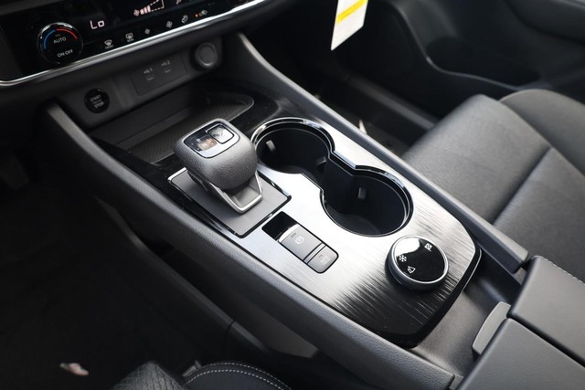Nissan Rogue Vehicle Image 16