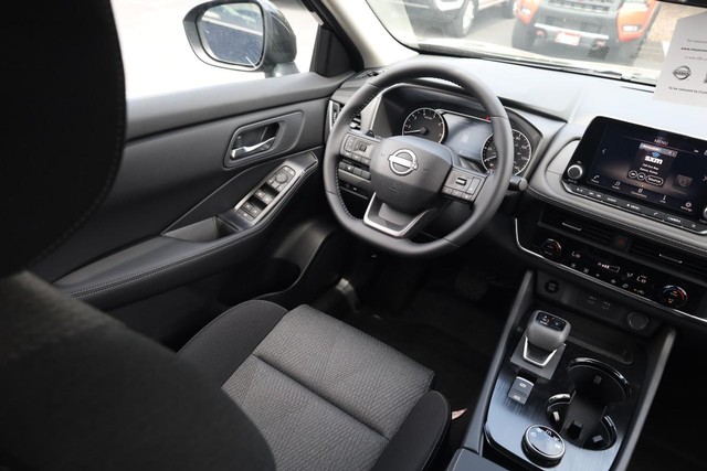 Nissan Rogue Vehicle Image 24