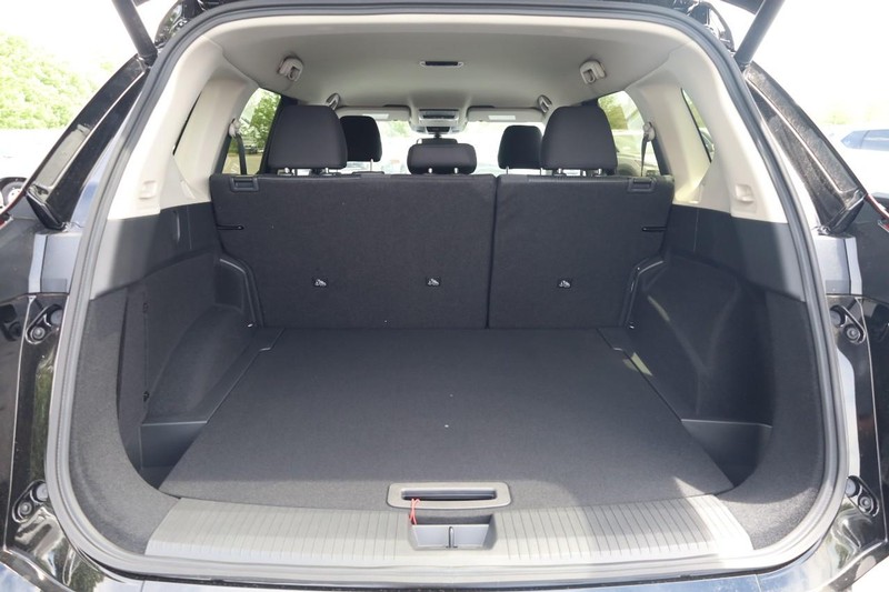 Nissan Rogue Vehicle Image 07