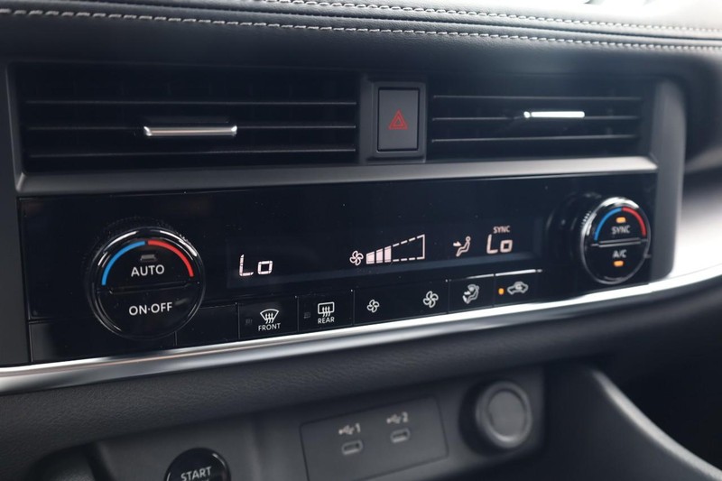 Nissan Rogue Vehicle Image 14